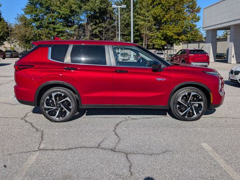 Used 2023 Mitsubishi Outlander SE image 2