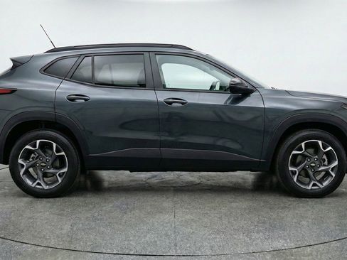 Used 2025 Chevrolet Trax LT image 11