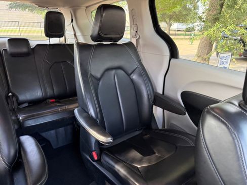 Used 2023 Chrysler Pacifica Touring-L FWD image 39