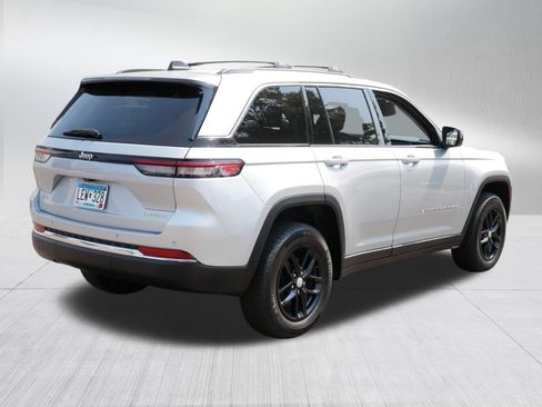 Used 2023 Jeep Grand Cherokee Laredo X AWD/4WD image 7