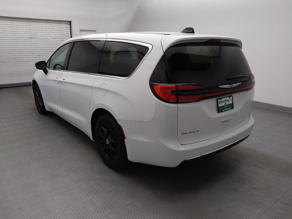 Used 2024 Chrysler Pacifica Touring-L FWD image 5