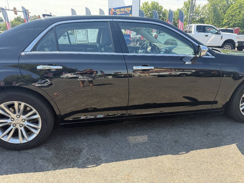 Used 2017 Chrysler 300 C RWD image 17
