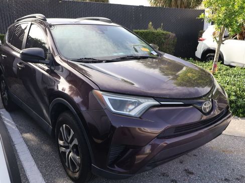 Used 2018 Toyota RAV4 LE FWD image 6