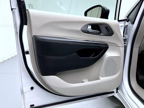 Used 2024 Chrysler Pacifica Touring-L image 9