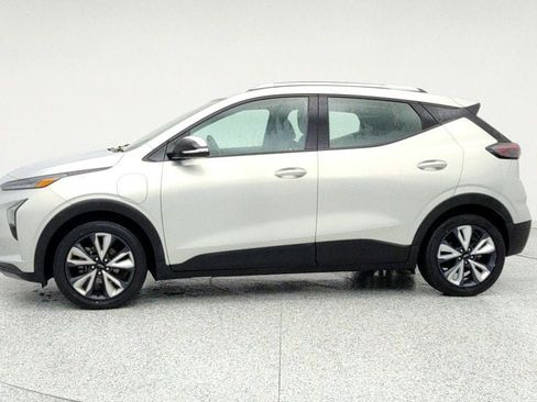 Used 2022 Chevrolet Bolt EUV LT w/ Convenience Package image 8