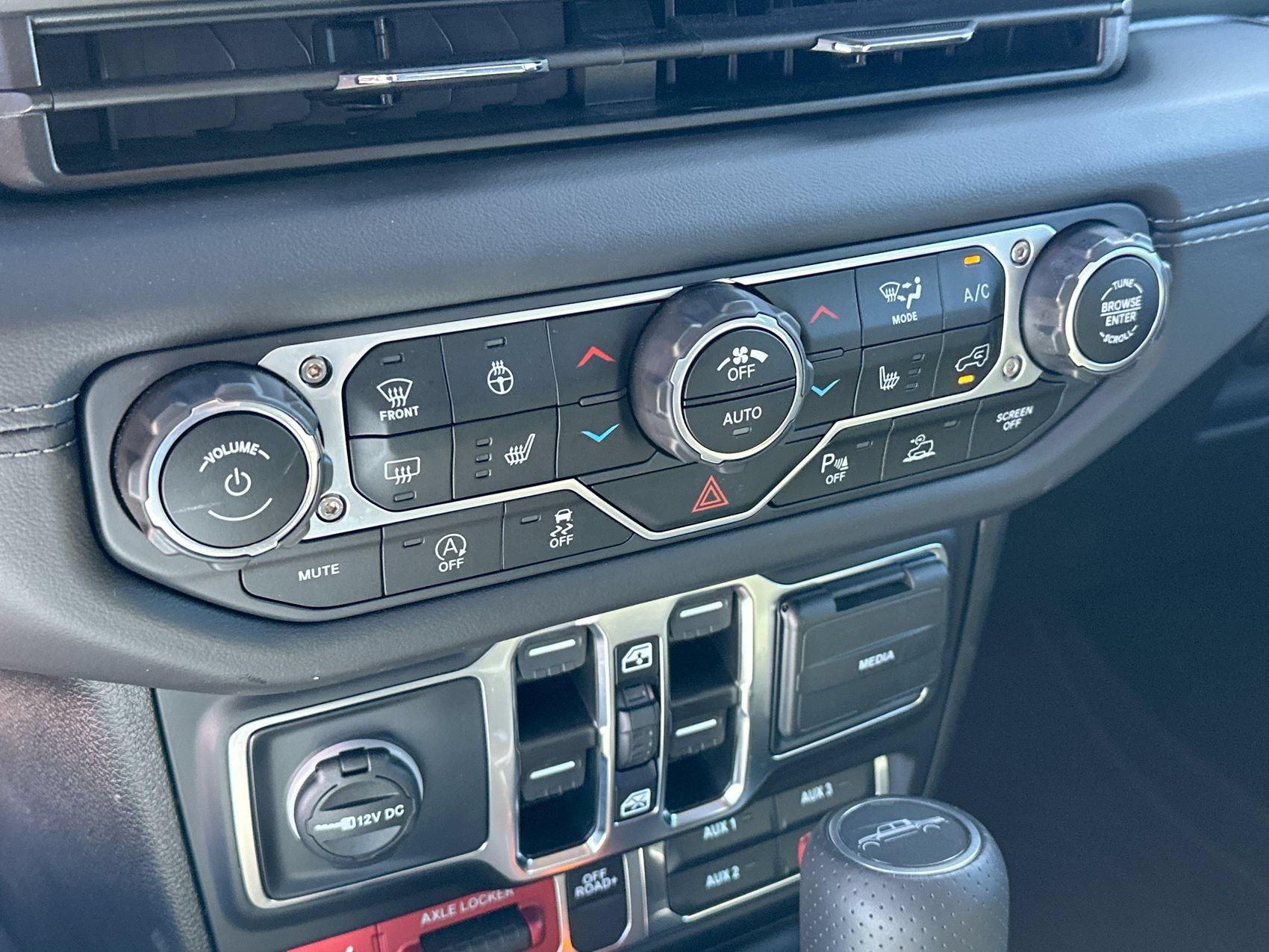 Used 2025 Jeep Gladiator Mojave AWD/4WD image 19