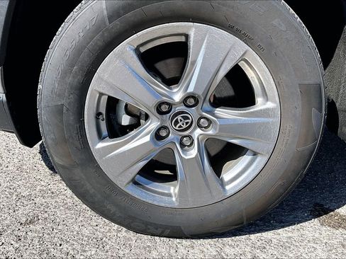 Used 2024 Toyota RAV4 XLE FWD image 9