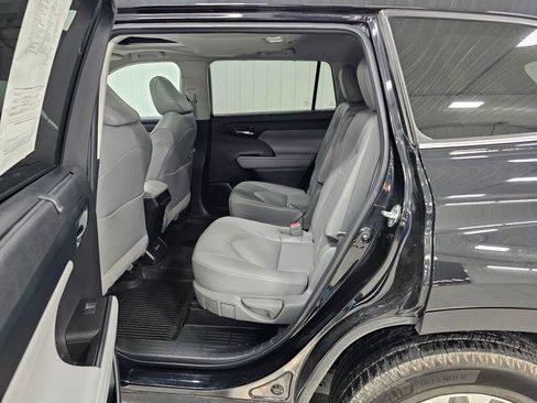 Used 2022 Toyota Highlander XLE AWD/4WD image 12