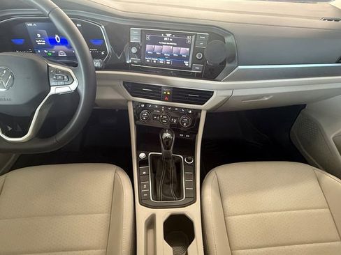 Used 2022 Volkswagen Jetta SE image 3