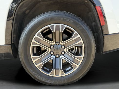 Used 2024 Jeep Wagoneer Series II w/ Flexible Seating Group image 11