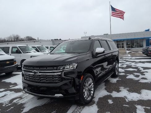 Used 2023 Chevrolet Suburban Premier w/ Premium Package image 1