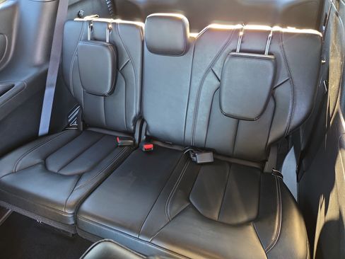 Used 2025 Chrysler Pacifica Select image 7