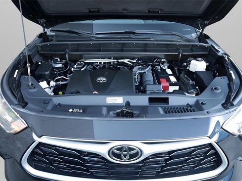 Certified 2022 Toyota Highlander XLE image 37