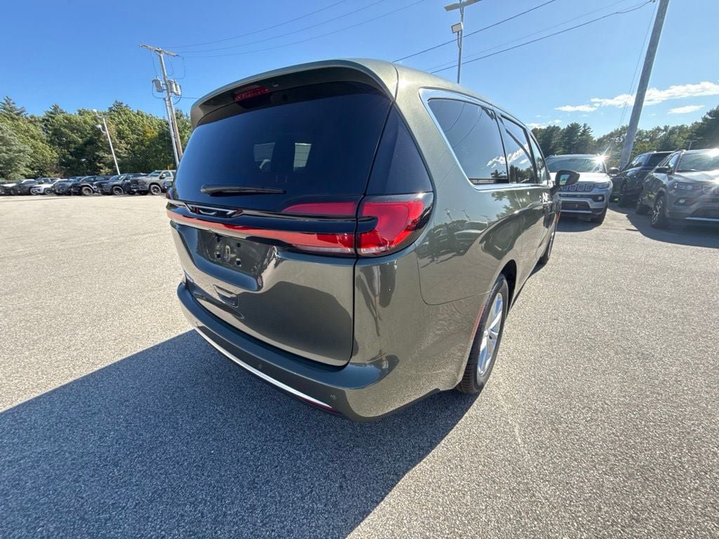 New 2027 Chrysler Pacifica Select FWD image 5