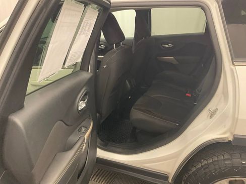 Used 2017 Jeep Cherokee Latitude w/ Cold Weather Group image 28