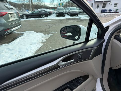 Used 2017 Ford Fusion SE image 18