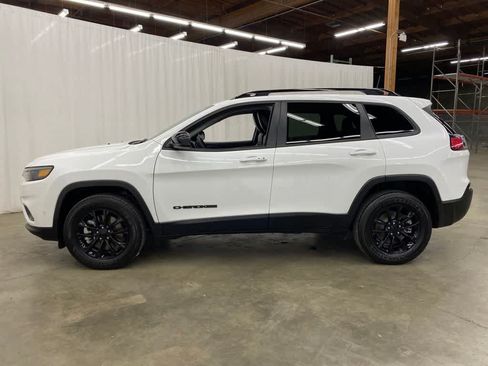 Used 2023 Jeep Cherokee Altitude Lux w/ Mopar Interior Package AWD/4WD image 3