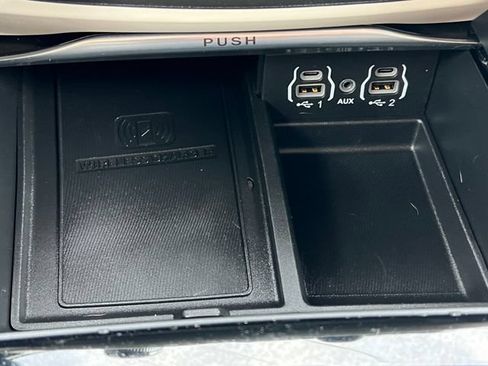 Used 2024 Chrysler Pacifica Limited FWD image 32