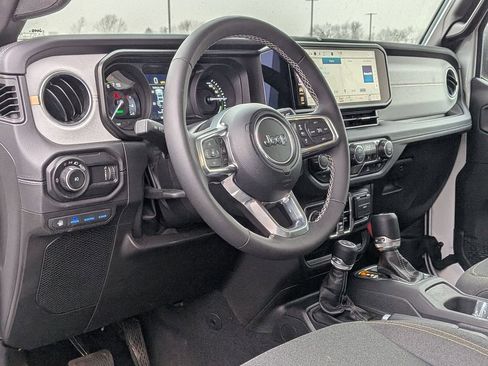 Used 2025 Jeep Wrangler Unlimited Sahara AWD/4WD image 9