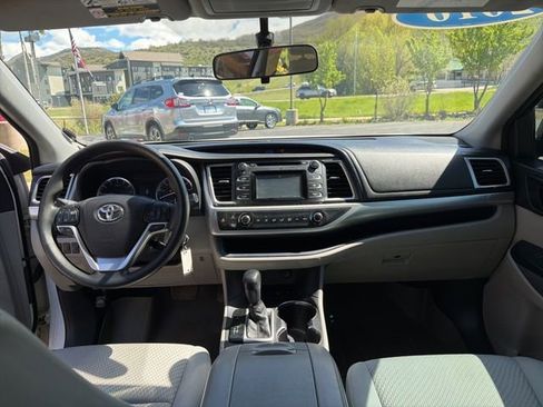 Used 2016 Toyota Highlander LE AWD/4WD image 29
