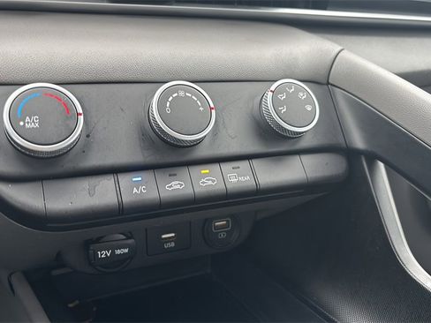 Used 2021 Hyundai Elantra SE image 28