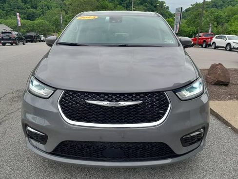Used 2023 Chrysler Pacifica Touring-L FWD image 4