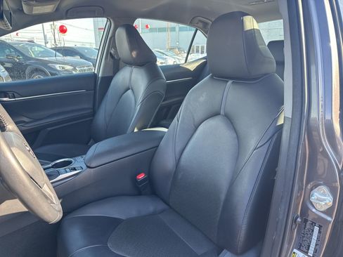 Used 2021 Toyota Camry XLE image 11
