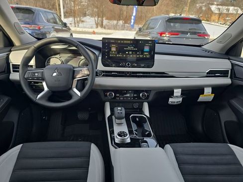 New 2026 Mitsubishi Outlander SE image 11