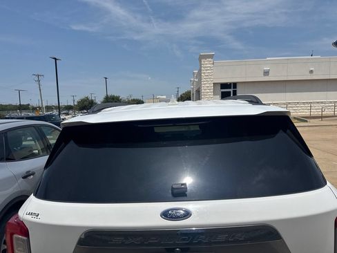 Used 2020 Ford Explorer XLT w/ Equipment Group 202A RWD image 5