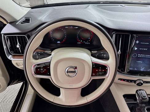 Used 2020 Volvo S60 T6 Momentum image 15