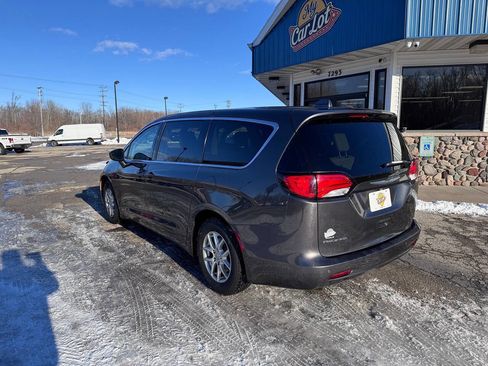 Used 2017 Chrysler Pacifica Touring image 7
