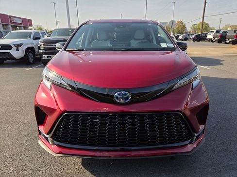 Used 2025 Toyota Sienna XSE image 2