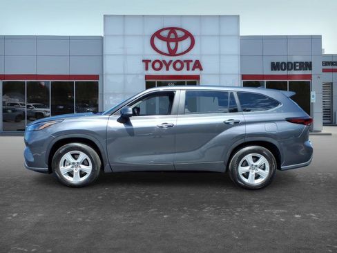 Used 2025 Toyota Highlander LE FWD image 3