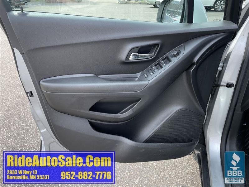 Used 2020 Chevrolet Trax LT w/ LT Convenience Package FWD image 9
