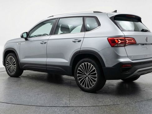 Used 2025 Volkswagen Taos SE image 6