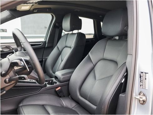 Certified 2025 Porsche Macan image 5