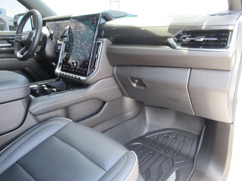 Used 2025 GMC Yukon XL Elevation w/ Elevation Premium Package AWD/4WD image 11