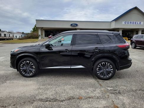 Used 2025 Nissan Rogue Platinum image 2