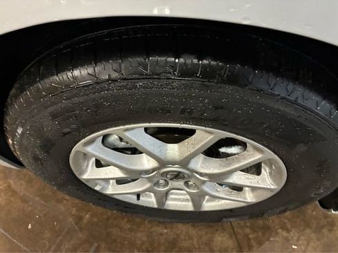 Used 2024 Chrysler Pacifica Touring-L FWD image 10
