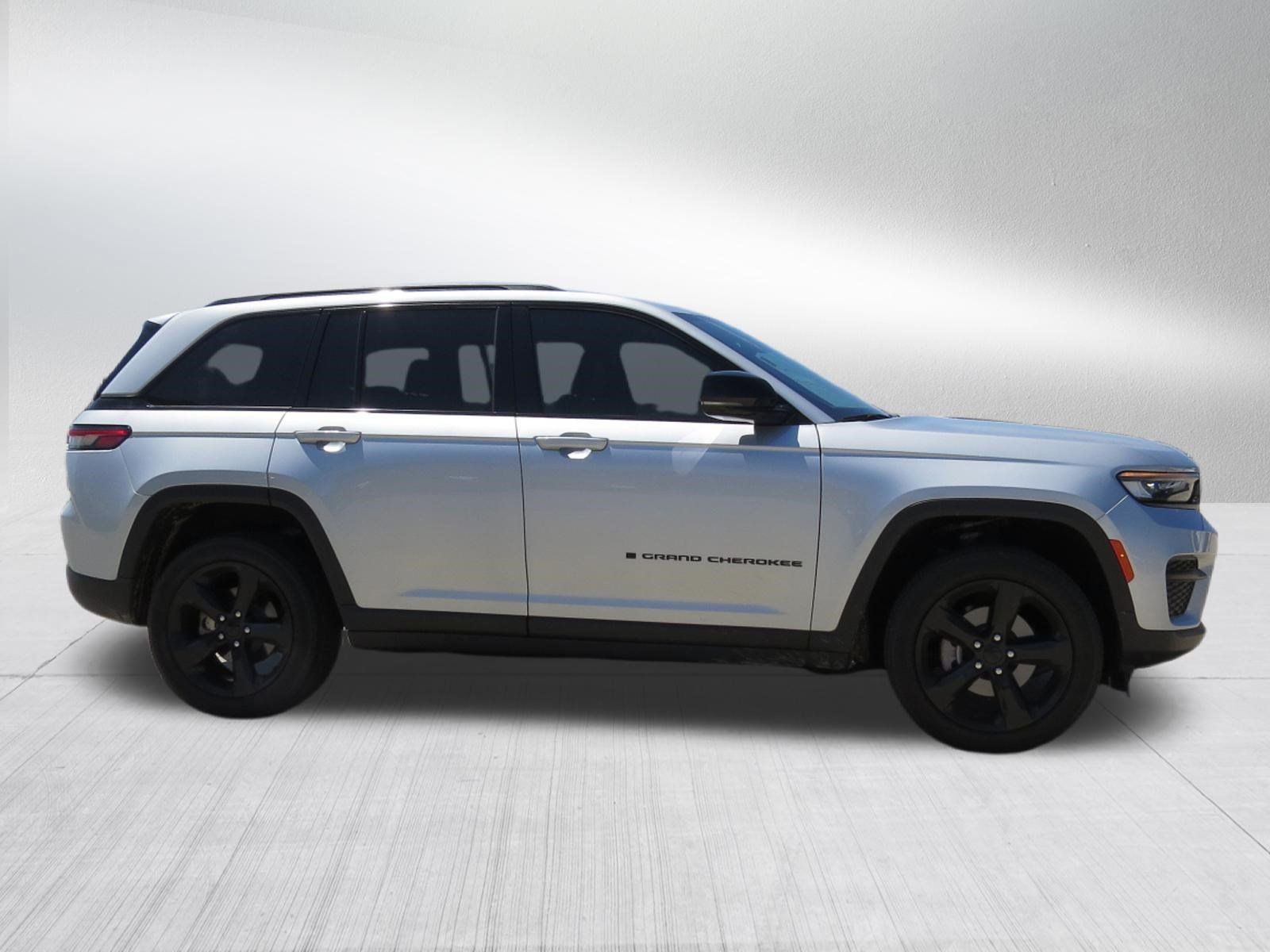 Used 2024 Jeep Grand Cherokee Altitude AWD/4WD image 2