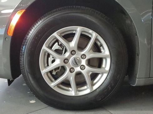 Used 2025 Chrysler Pacifica Select image 7