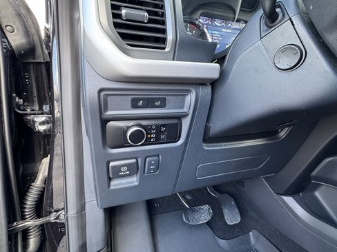 Used 2023 Ford Expedition XLT image 27