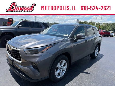 Used 2024 Toyota Highlander LE AWD/4WD image 1