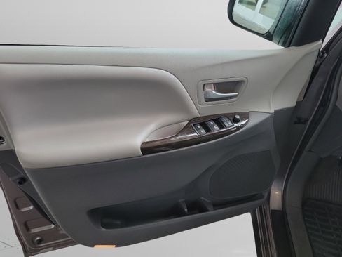 Used 2015 Toyota Sienna XLE image 31
