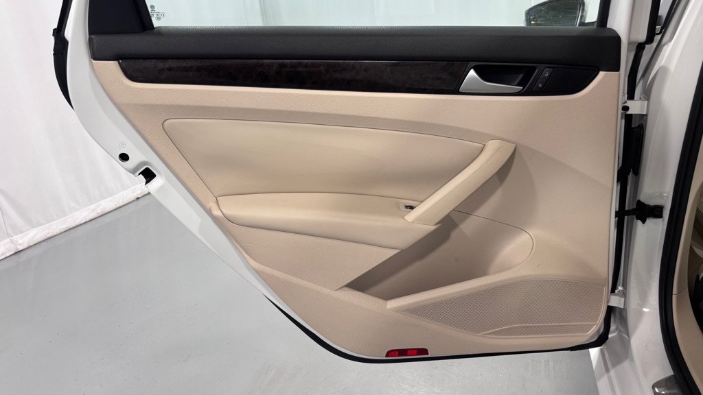 Used 2014 Volkswagen Passat TDI SEL Premium FWD image 24