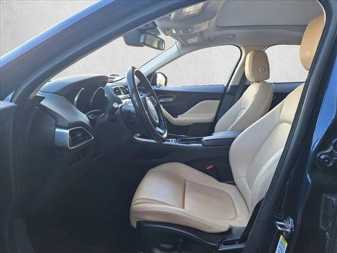 Used 2017 Jaguar F-PACE image 8