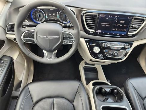 Used 2024 Chrysler Pacifica Touring-L FWD image 26