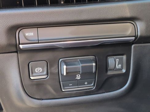 Certified 2025 Cadillac Escalade ESV Premium Luxury image 17