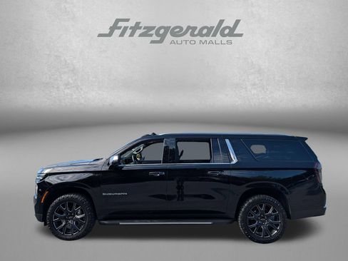 Used 2025 Chevrolet Suburban Premier AWD/4WD image 3