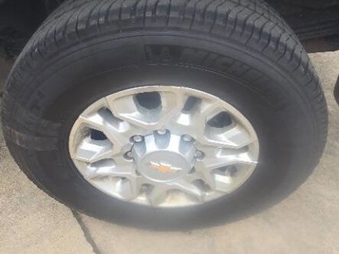 Used 2024 Chevrolet Silverado 2500 LT image 10